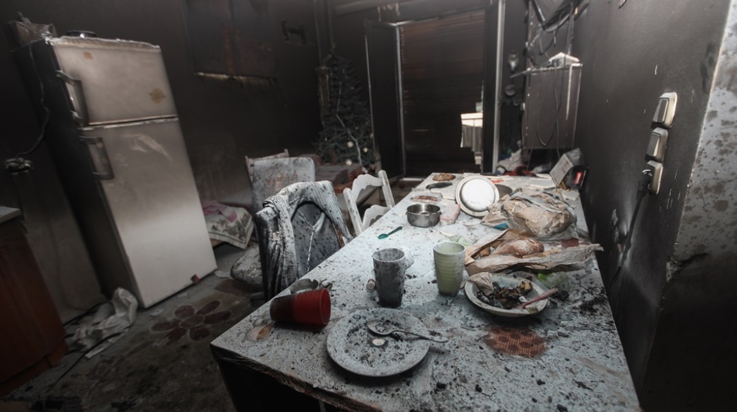 Καμένα σημεία σε σπίτι μετά τη φωτιά σε διαμέρισμα στον Κολωνό