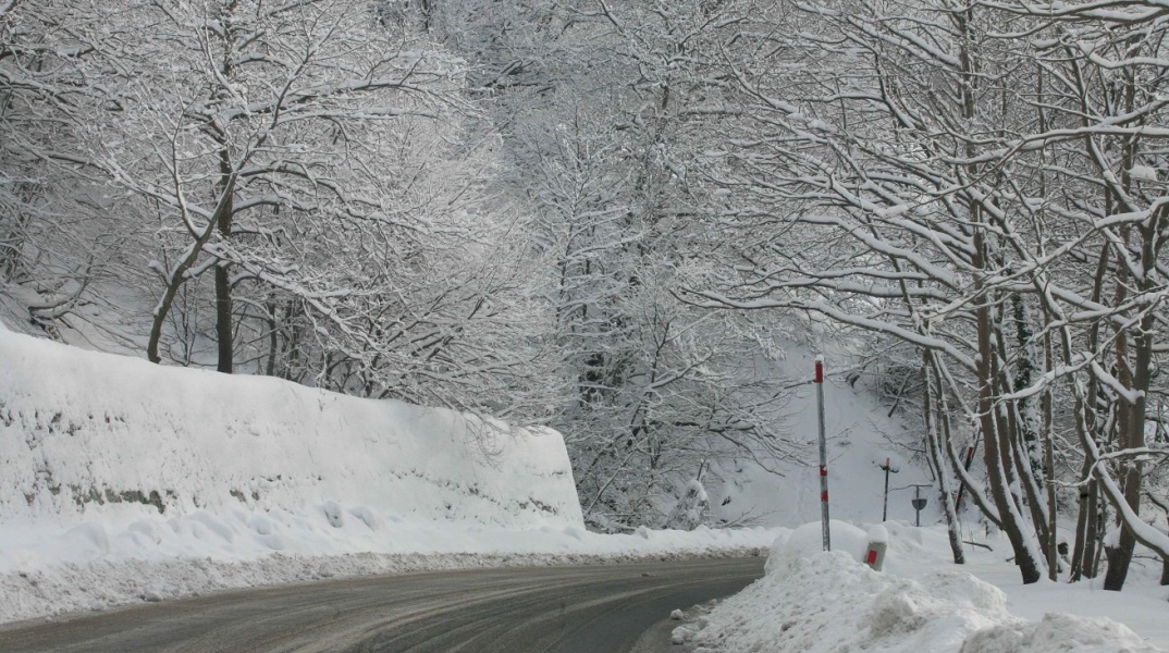 Χιόνια στο Πήλιο: Εκχιονιστικά κινούνται συνεχώς στον δρόμο Βόλου - Ζαγοράς, η θερμοκρασία έπεσε στους -2 βαθμούς στα Χάνια.