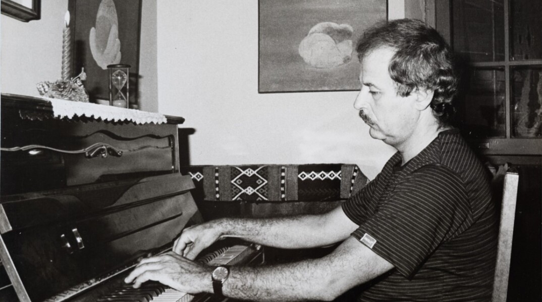 Ο μουσικός παραγωγός Άγγελος Σφακιανάκης θυμάται τη γνωριμία του και τη συνεργασία με τον συνθέτη Γιάννη Σπανό.