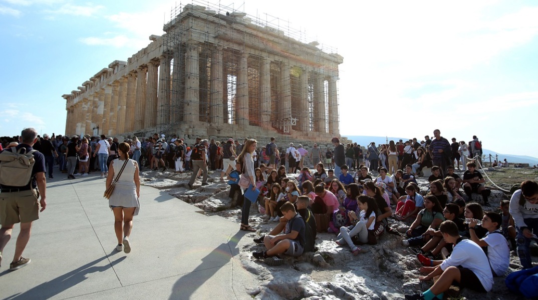 Guardian: Αφιέρωμα στη μεγάλη τουριστική ανάκαμψη της Αθήνας - Τα οφέλη της ακμάζουσας βιομηχανίας και το στοίχημα της διατήρησης των αρχαίων μνημείων.