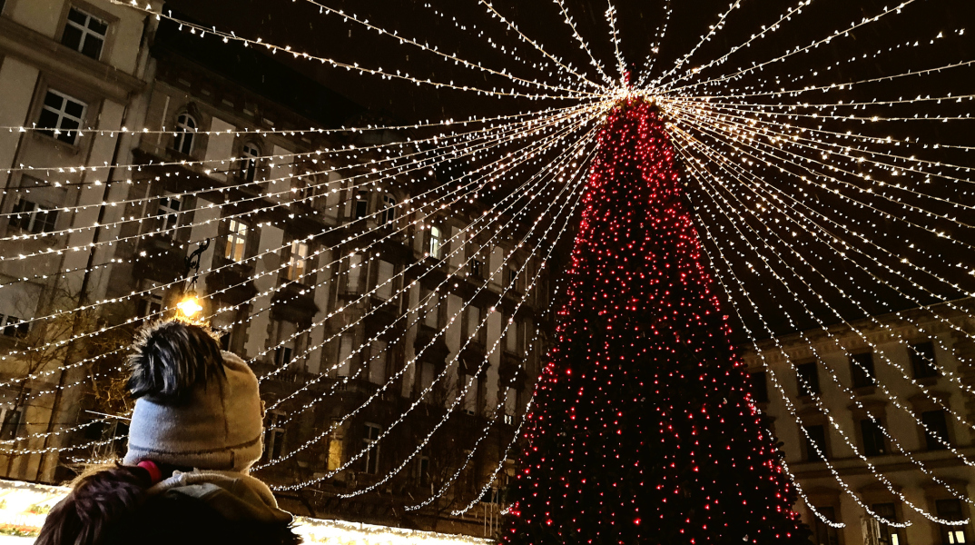 Παιδάκι κοιτά το ψηλό χριστουγεννιάτικο δέντρο στη Βουδαπέστη