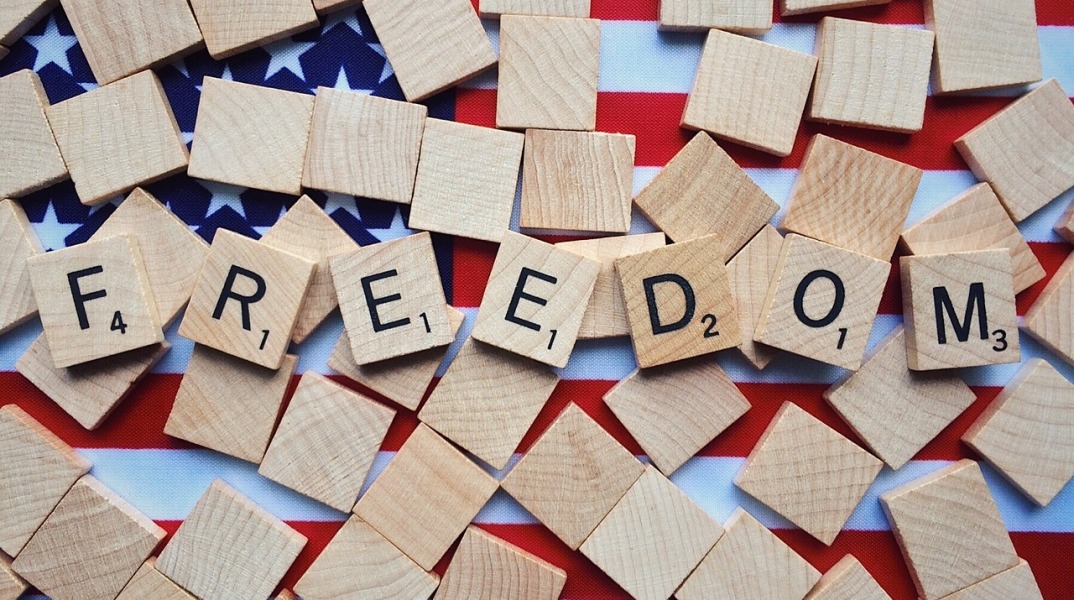 Κομμάτια από σκραμπλ σχηματίζουν τη λέξη ελευθερία στα αγγλικά - Είναι τοποθετημένα στη σημαία των ΗΠΑ