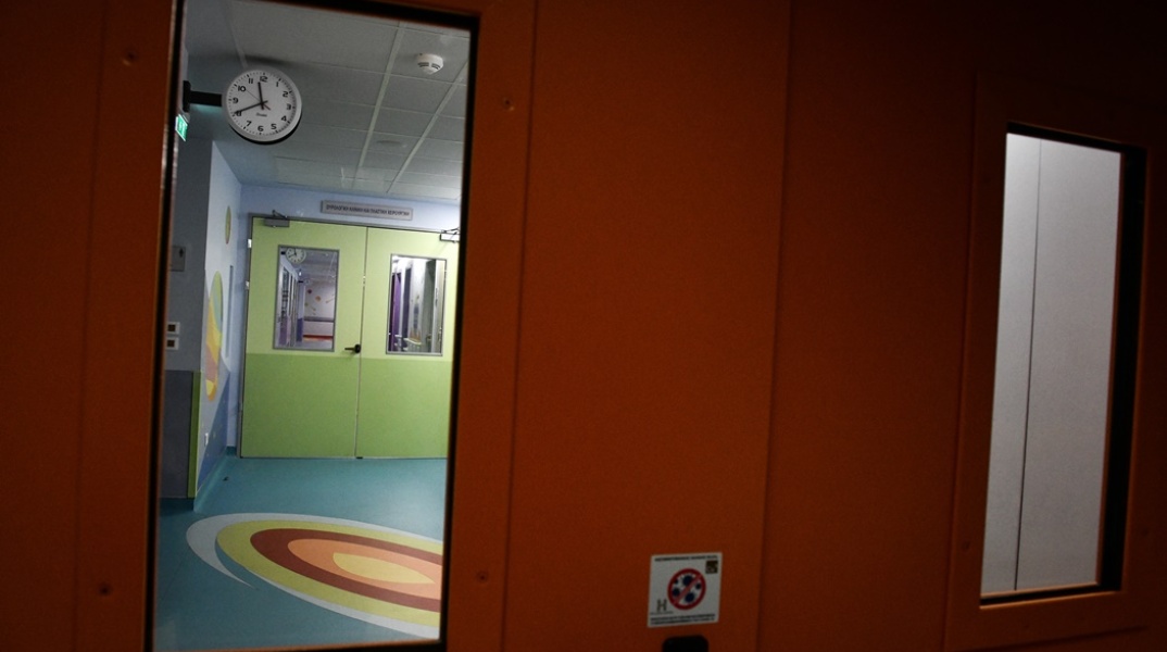 Πόρτα σε διάδρομο παιδιατρικού νοσοκομείο όπου επικρατούν πολλά και έντονα χρώματα