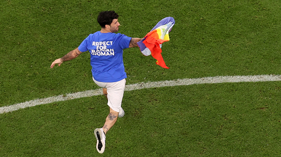 Ένας άντρας μπήκε στο γήπεδο σε αγώνα του Μουντιάλ 2022 φορώντας μπλούζα "Σεβασμός στις Ιρανές" και κρατώντας LGBTQ σημαία