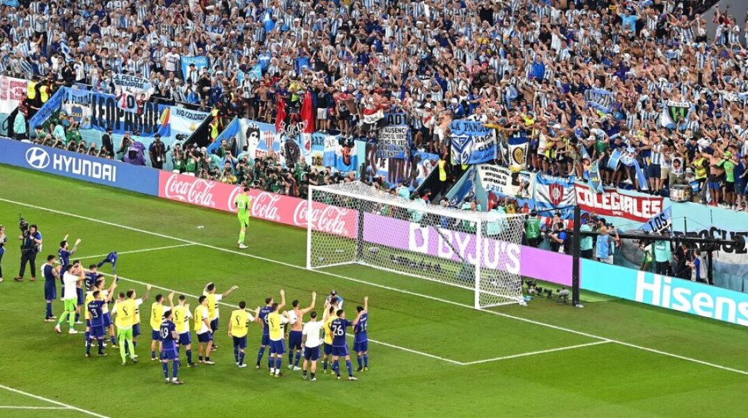 Οι παίκτες της Αργεντινής πανηγυρίζουν την πρόκρισή τους στους «16» του Μουντιάλ