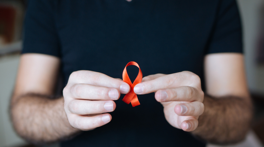 H κόκκινη κορδέλα, το έμβλημα κατά του HIV, για την Παγκόσμια Ημέρα κατά του AIDS