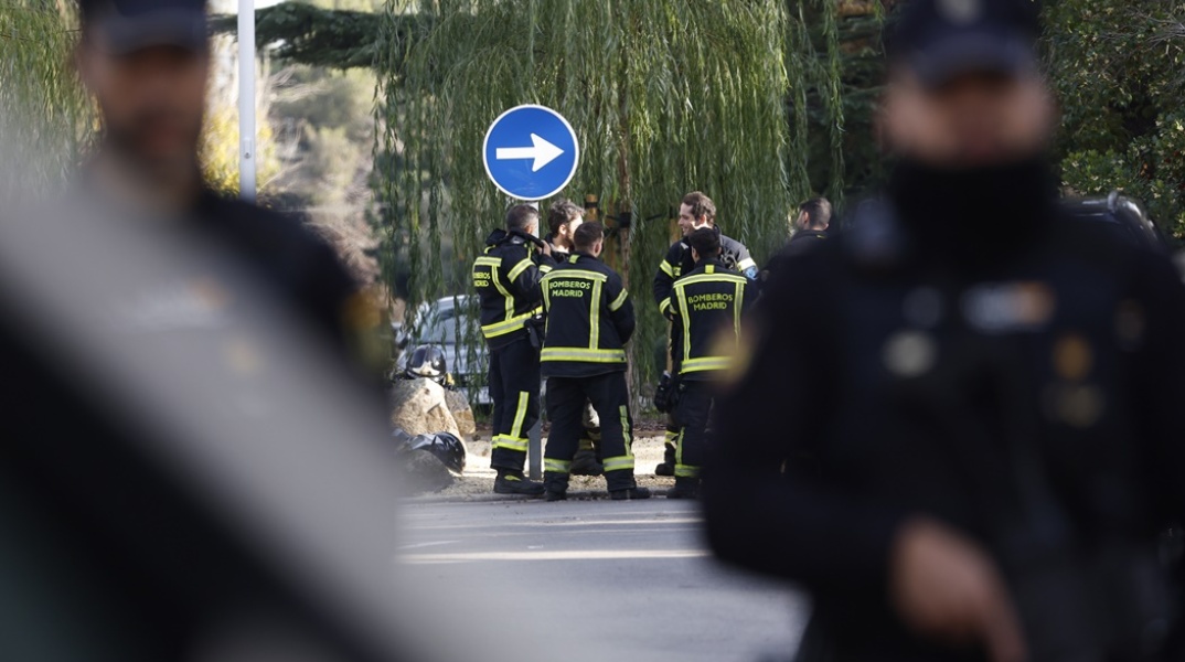 Αστυνομικοί στο σημείο της μικρής έκρηξης στην πρεσβεία της Ουκρανίας στην Ισπανία