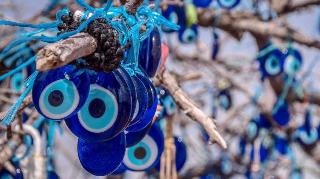 Τουλάχιστον 4 στους 10 πιστεύουν σε μαγικά και κατάρες, σύμφωνα με επιστημονική έρευνα - Ποια η θέση της χώρας μας στον παγκόσμιο χάρτη δεισιδαιμονίας.