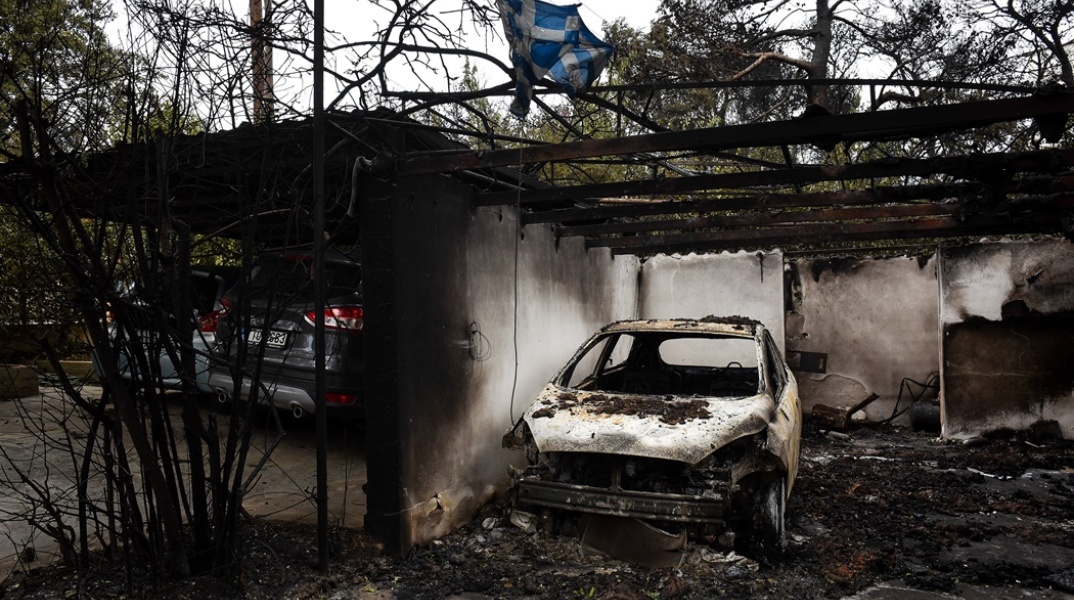 Καμένο σπίτι και αυτοκίνητο από τη φωτιά στο Μάτι