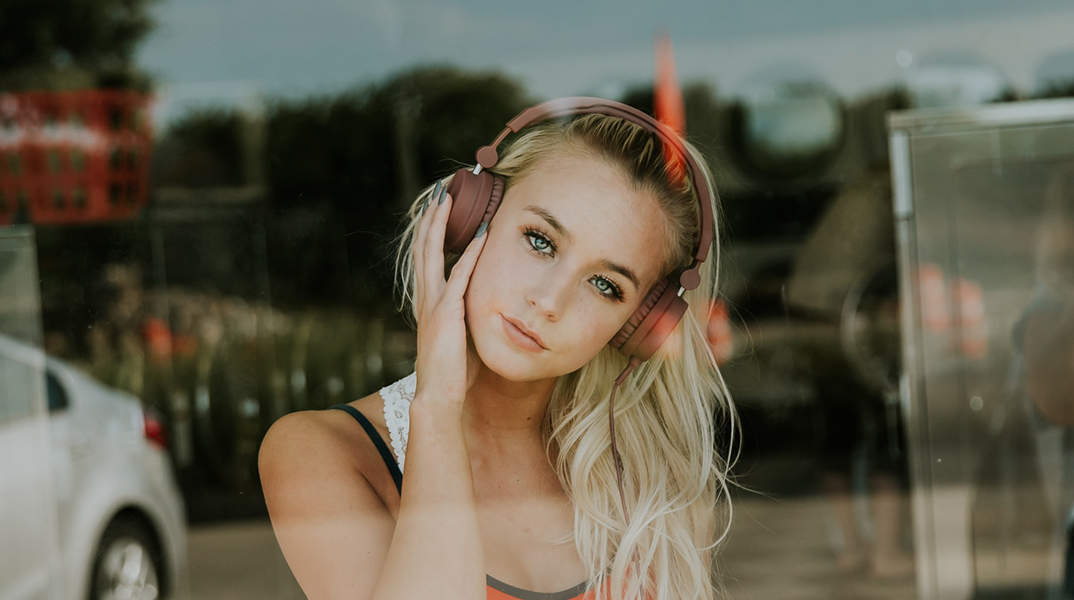 Κοπέλα που ακούει μουσική