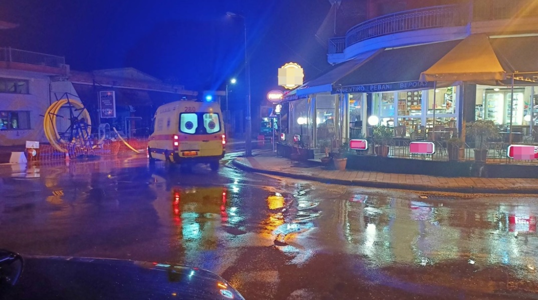 Ασθενοφόρο σε δρόμο στη Βέροια που έχει νερά λόγω βροχής