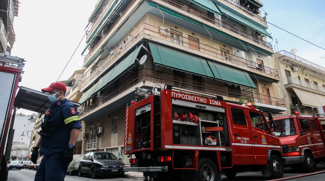 Θεσσαλονίκη: Ένας άνδρας και μια γυναίκα απεγκλωβίστηκαν από την Πυροσβεστική, έπειτα από φωτιά που εκδηλώθηκε στην οδό Διοικητηρίου.