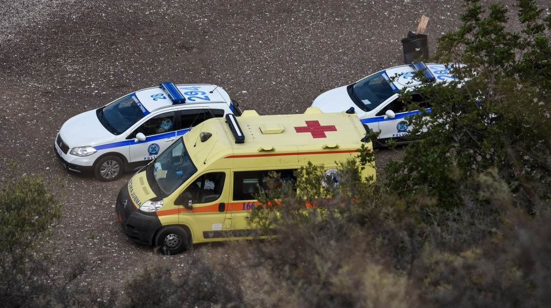 Κεφαλονιά: Φορτηγό εξετράπη και έπεσε σε γκρεμό βάθους 100 μέτρων στην περιοχή Ασπρογέρακας - Νεκροί δύο άνθρωποι ηλικίας 25 και 45 ετών. 