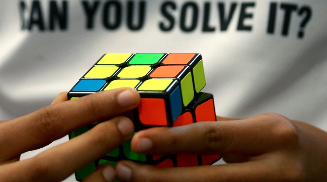 Κύβος του Ρούμπικ: Ο δημιουργός του εξηγεί ποιο είναι το μυστικό για να λυθεί το παιχνίδι που έγινε παγκόσμιο φαινόμενο, με πάνω από 450 εκατομμύρια πωλήσεις.