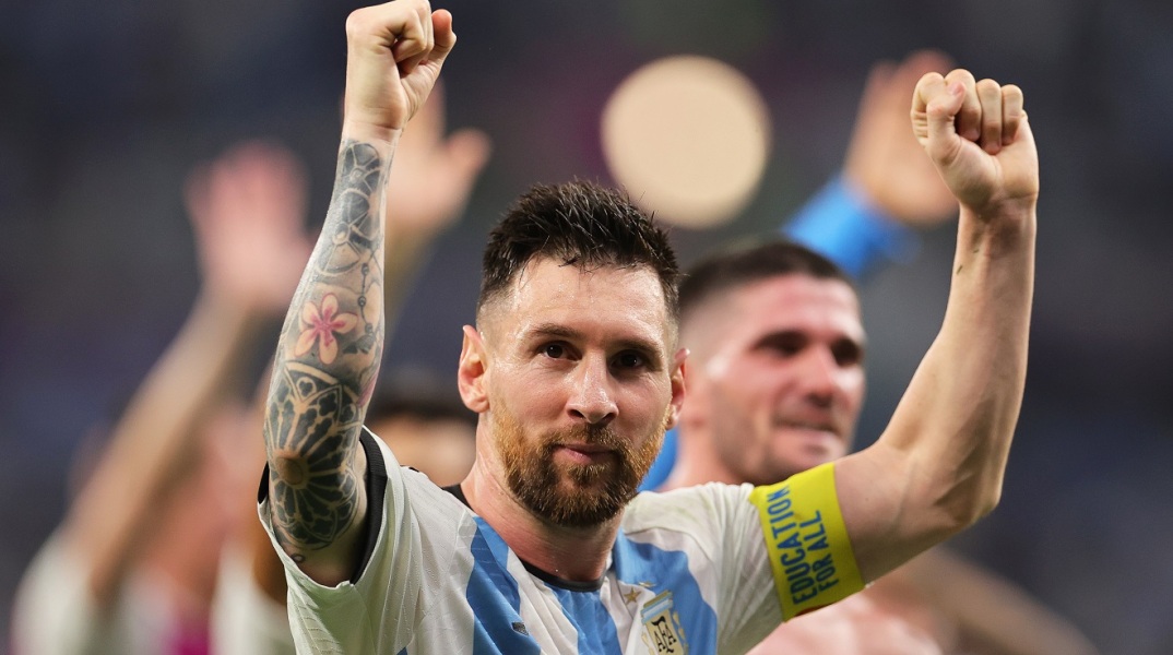 Μουντιάλ 2022: Με πρωταγωνιστή τον Λιονέλ Μέσι, η Αργεντινή επικράτησε της Αυστραλίας με σκορ 2-1 και πήρε την πρόκριση για τους «8» του Παγκοσμίου Κυπέλλου.