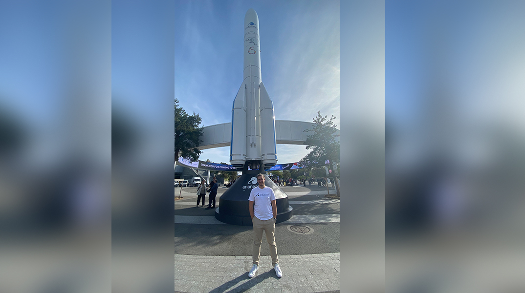 Ο Νίκος Μωραΐτης μπροστά σε απομίμηση του πυραύλου της ESA, Αriane 6 (IAC 2022, Σεπτέμβριος 2022, Παρίσι)