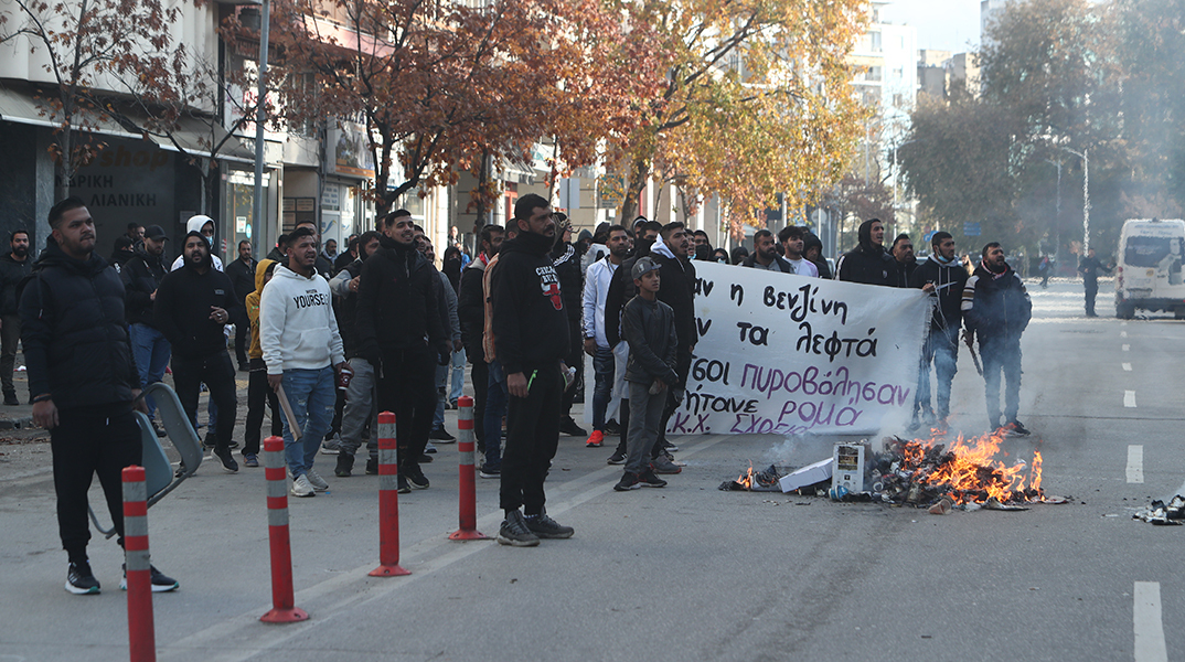 Επεισόδια έξω από τα δικαστήρια της Θεσσαλονίκης από συγκεντρωμένους Ρομά, συγγενείς του 16χρονου, που δέχθηκε πυροβολισμό από αστυνομικό στο κεφάλι