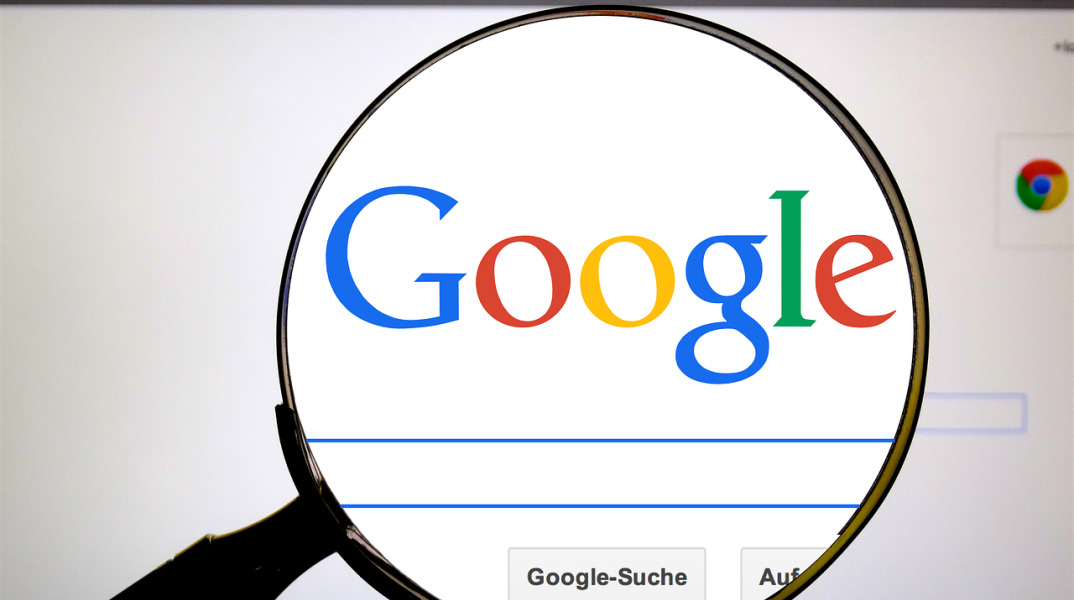 Φακός αποδίδει την αναζήτηση χρήστη στην πλατφόρμα του Google