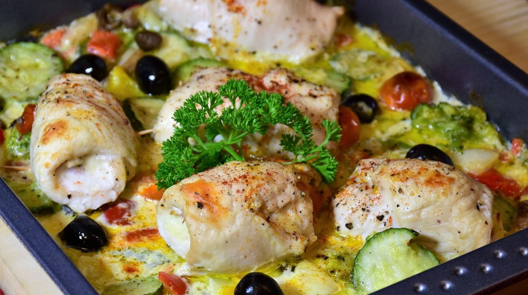 Ρολό κοτόπουλου με λαχανικά σε ταψί