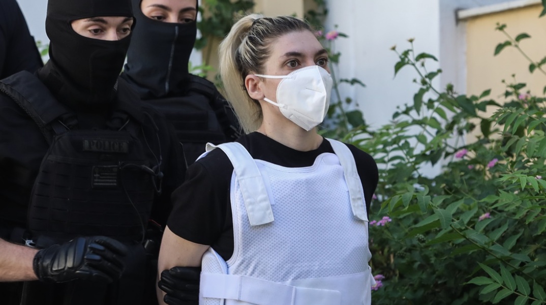 Η Ρούλα Πισπιρίγκου με μάσκα και αλεξίσφαιρο οδηγείται στον εισαγγελέα