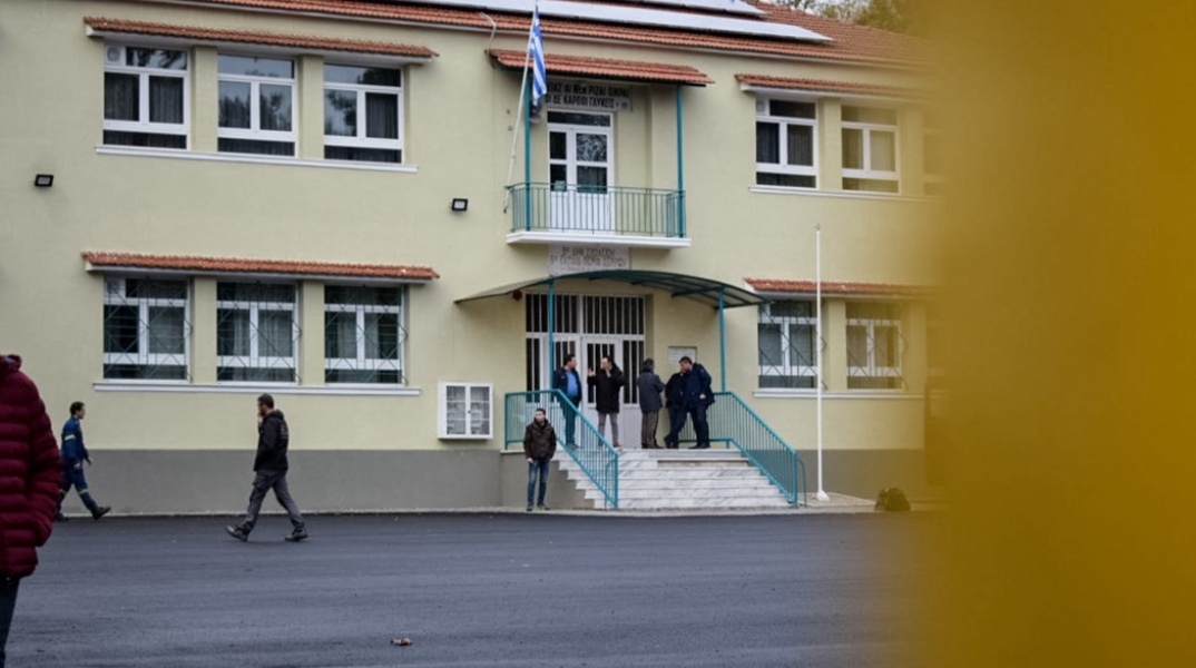 Άτομα στο προαύλιο του σχολείου όπου σκοτώθηκε ο 11χρονος μαθητής στις Σέρρες