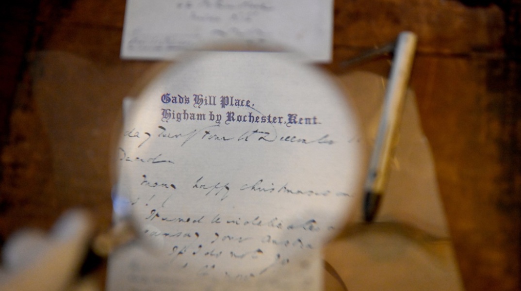 Φακός για την ανάγνωση επιστολής του Καρόλου Ντίκενς