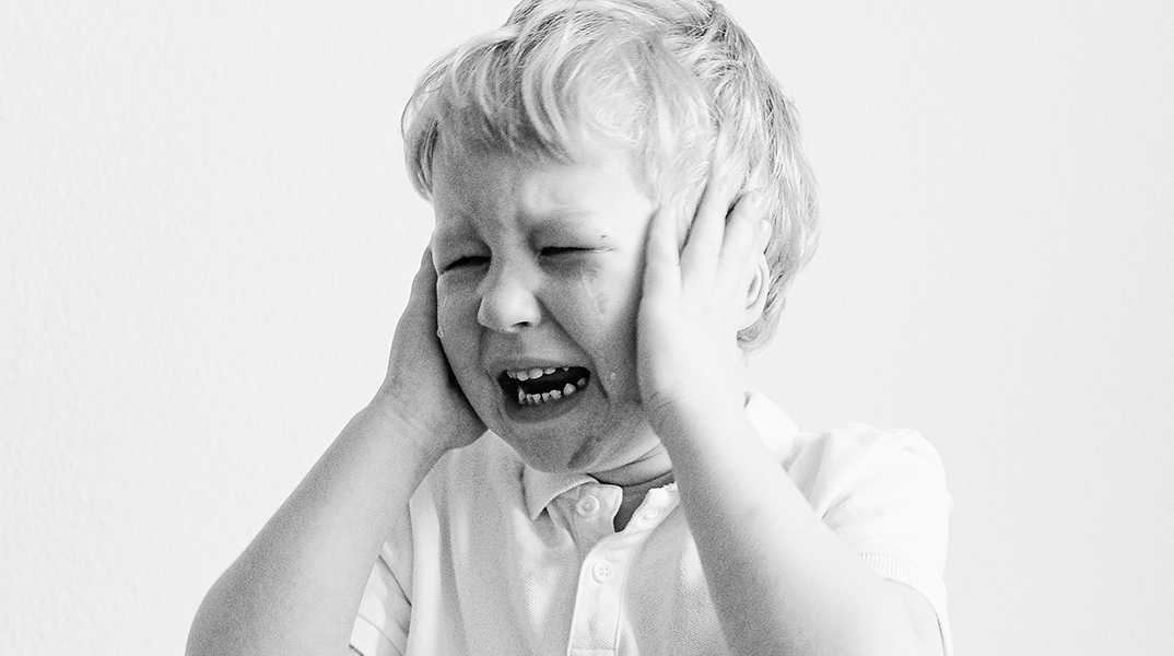 Ασπρόμαυρη φωτογραφία με ένα μικρό αγοράκι που κλαίει