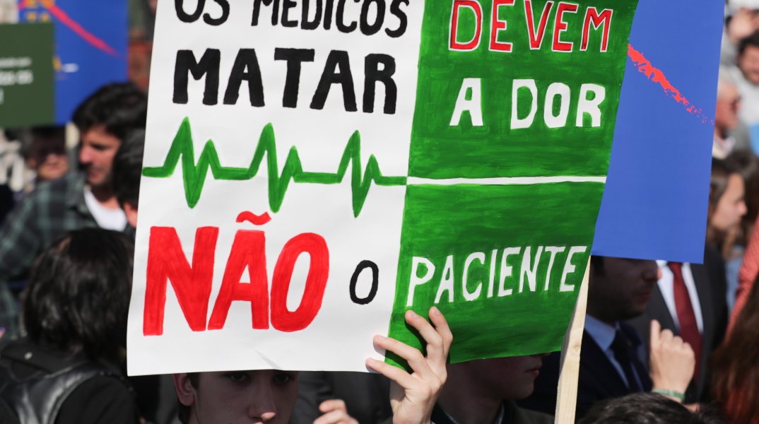 Πορτογάλοι διαδηλώνουν για την ιατρικά υποβοηθούμενη αυτοκτονία