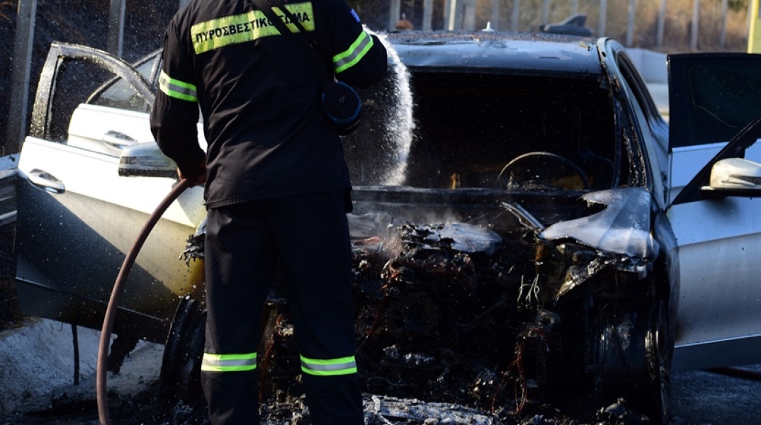 Πυροσβέστης προχωρά στην κατάσβεση αυτοκινήτου που είχε αρπάξει φωτιά