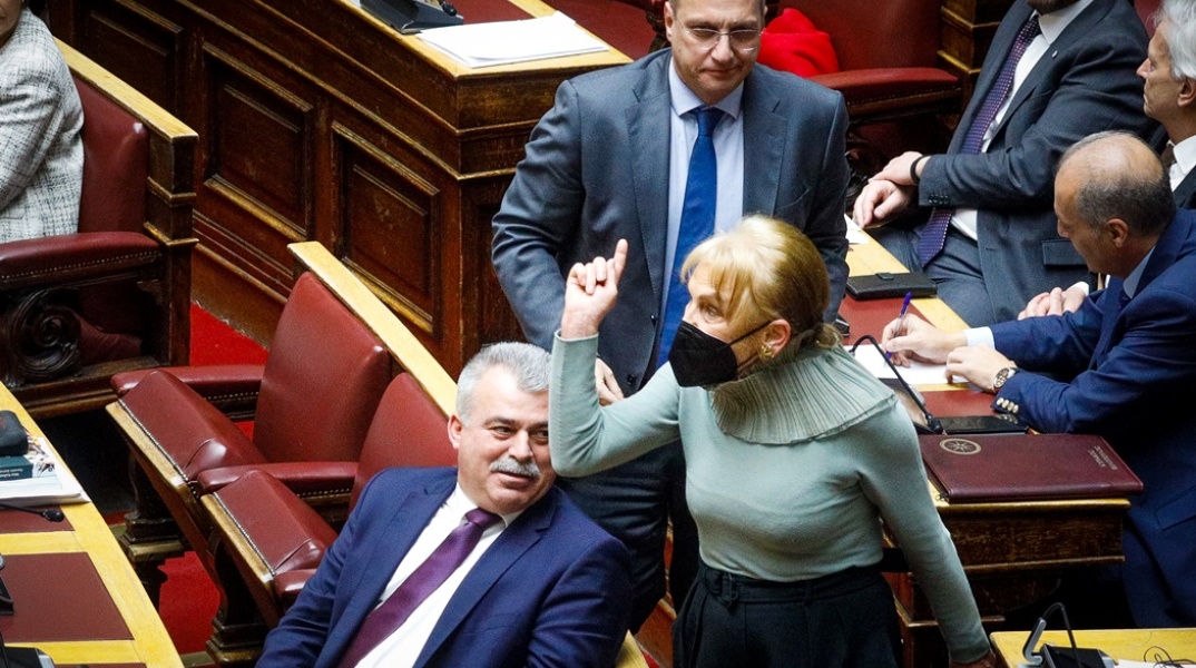 Η βουλευτής της ΝΔ, Φωτεινή Πιπιλή, όρθια στη Βουλή κατά τη διάρκεια επεισοδίου