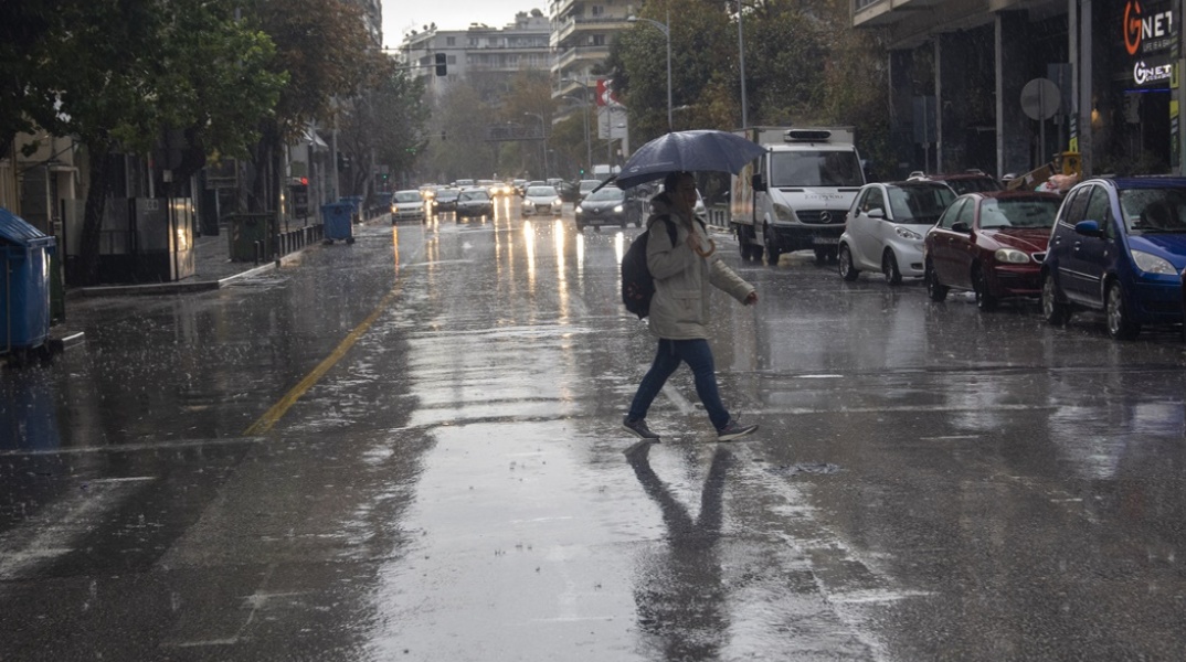 Άτομο με ομπρέλα προστατεύεται από βροχή