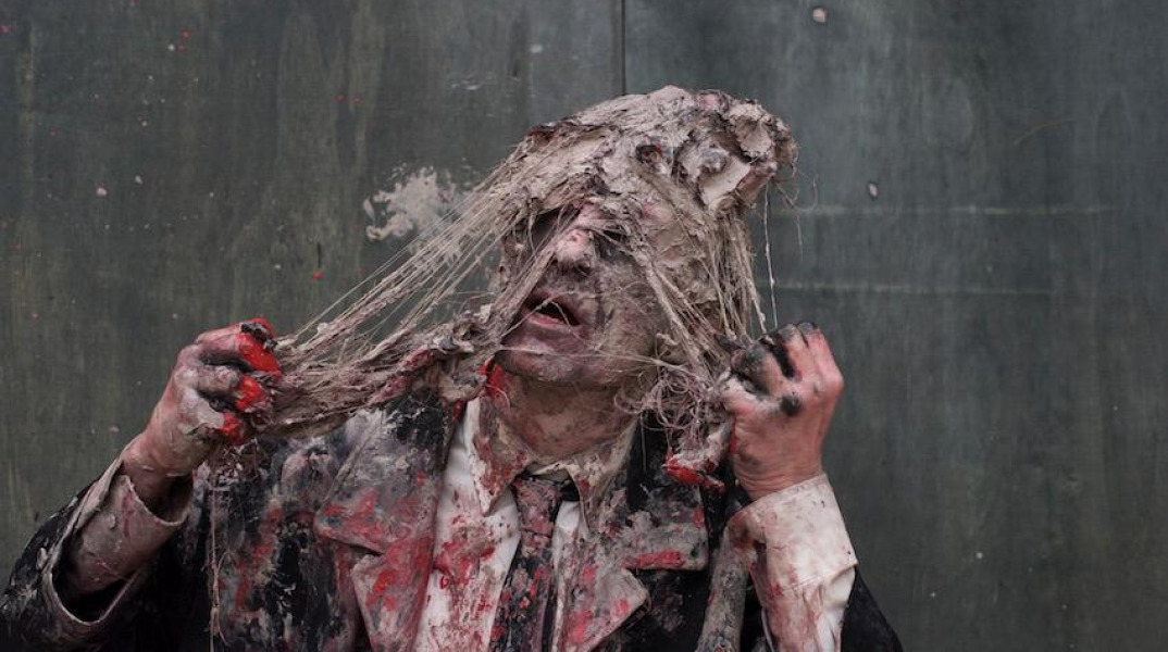 Ο Olivier de Sagazan στην περφόρμανς "Transfiguration"