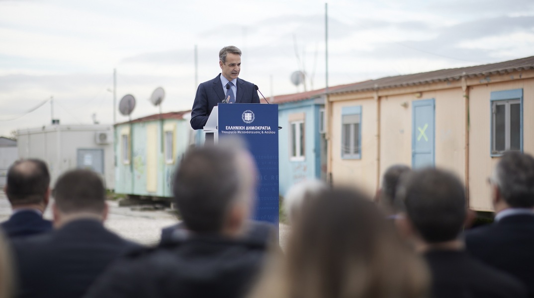Παρουσία του πρωθυπουργού Κυριάκου Μητσοτάκη, ο δήμος Αθηναίων παρέλαβε την έκταση του Ελαιώνα από το υπουργείο Μετανάστευσης και Ασύλου - Τα επόμενα βήματα.