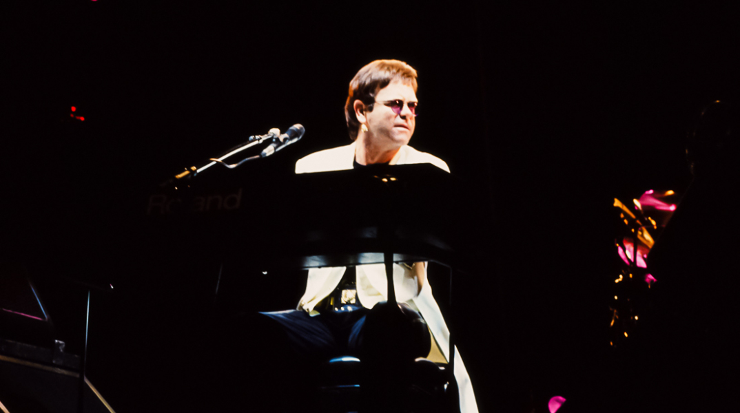 Η πρώτη συναυλία του Έλτον Τζον στην Ελλάδα, το καλοκαίρι του 1993, στην Αθήνα, στο γήπεδο της ΑΕΚ, μέσα από σπάνιες φωτογραφίες του Χρήστου Κισατζεκιάν.