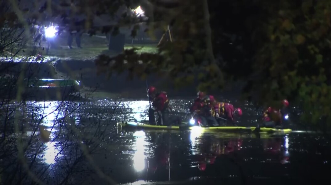 Έρευνες διασωστών για τον εντοπισμό των παιδιών στην παγωμένη λίμνη πάρκου στη Βρετανία