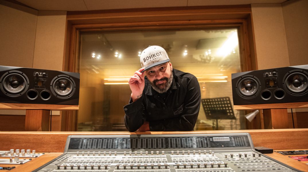 Επίσκεψη στο Lizard Sound Studio: Ο παραγωγός, μηχανικός ήχου, front of house ηχολήπτης, Δημήτρης Καρπούζας, μιλά για τη διαδικασία ηχογράφησης, την παραγωγή και την ολοκλήρωση ενός άλμπουμ.
