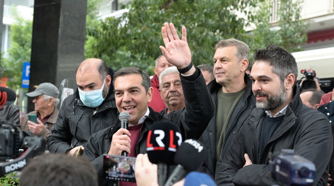Ο ηθοποιός Απόστολος Γκλέτσος εκδήλωσε με ιδιαίτερο τρόπο την υποστήριξή του προς τον Αλέξη Τσίπρα, κατά την επίσκεψή του προέδρου του ΣΥΡΙΖΑ στη Λαμία. 