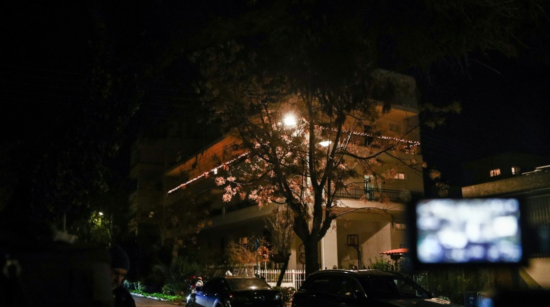 Αστυνομικοί και τηλεοπτικά συνεργεία στο σπίτι όπου έγινε η άγρια δολοφονία στο Μαρούσι