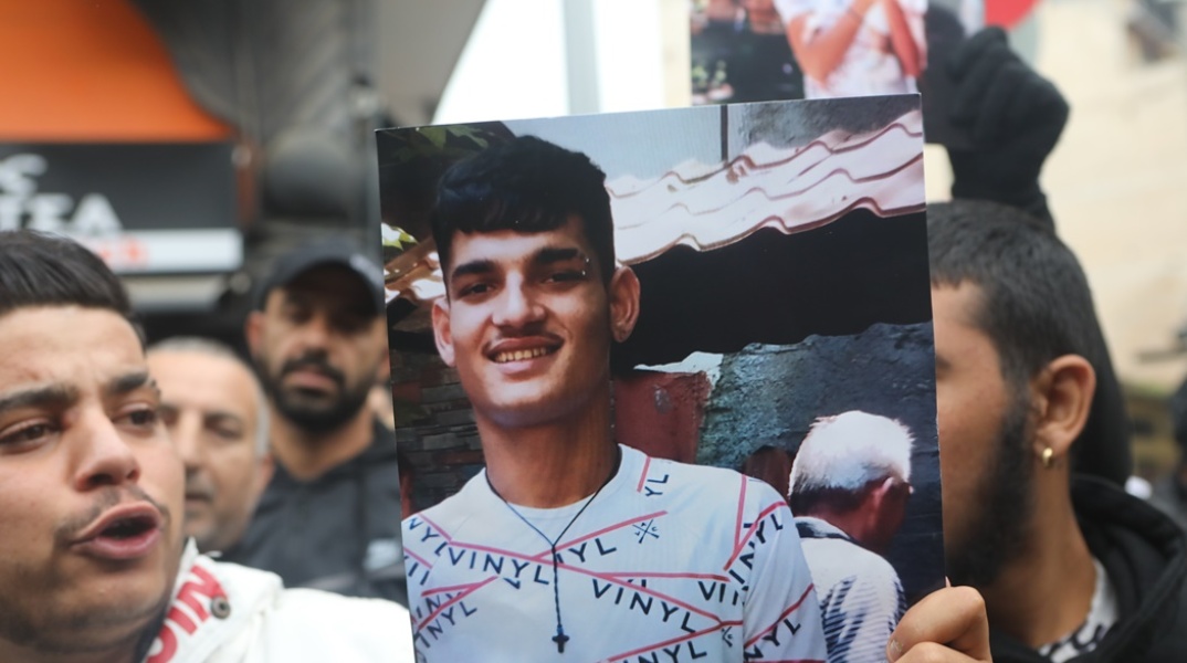 Φωτογραφία του 16χρονου Ρομά στα χέρια συγγενών του έξω από το νοσοκομείο στη Θεσσαλονίκη 