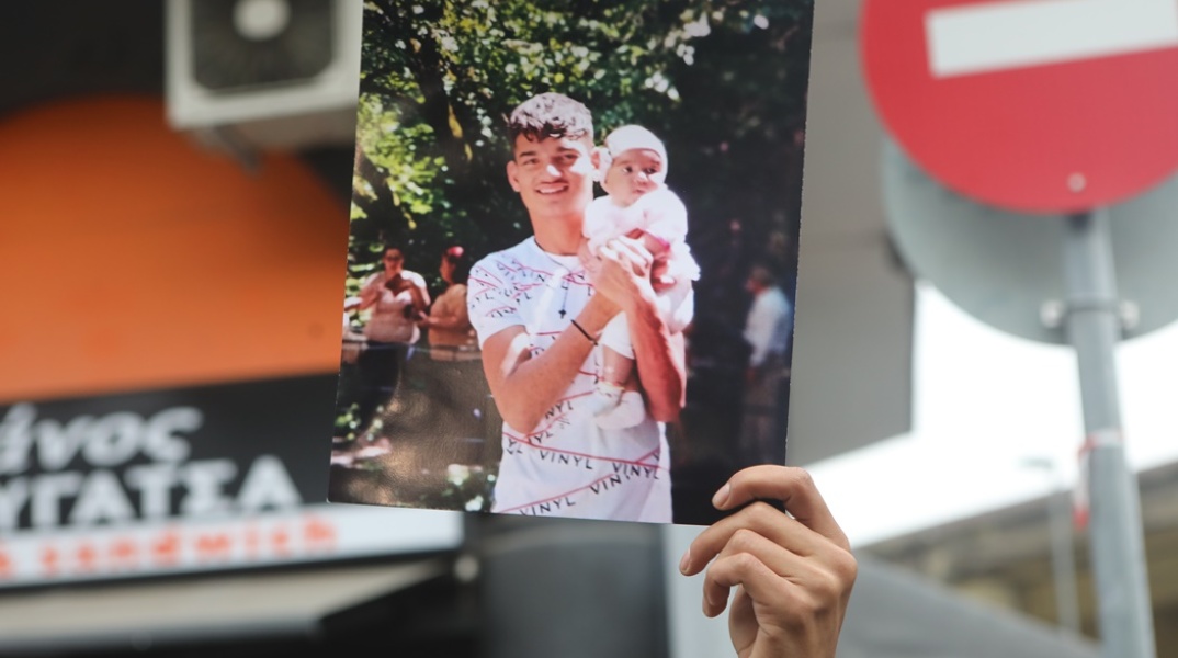 Ο 16χρονος Ρομά με το παιδί του σε φωτογραφία που κρατούσαν συγγενείς του έξω από το νοσοκομείο στο οποίο παραμένει σε κρίσιμη κατάσταση
