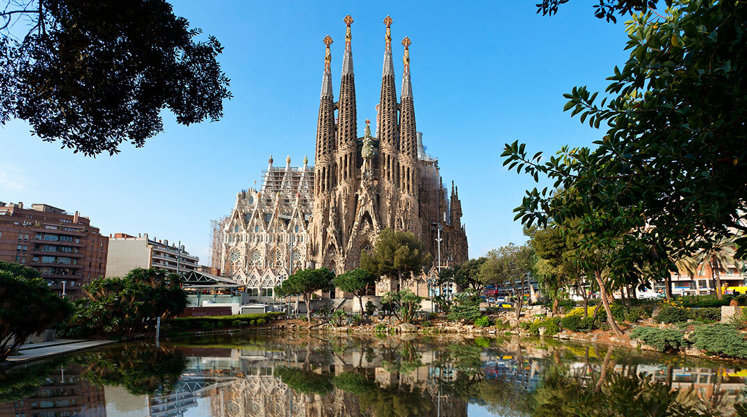 Ολοκληρώνεται η κατασκευή της Σαγράδα Φαμίλια, ένα από τα πιο εμβληματικά μνημεία της Βαρκελώνης - Η ανέγερση της ημιτελούς εκκλησίας ξεκίνησε 140 χρόνια πριν.