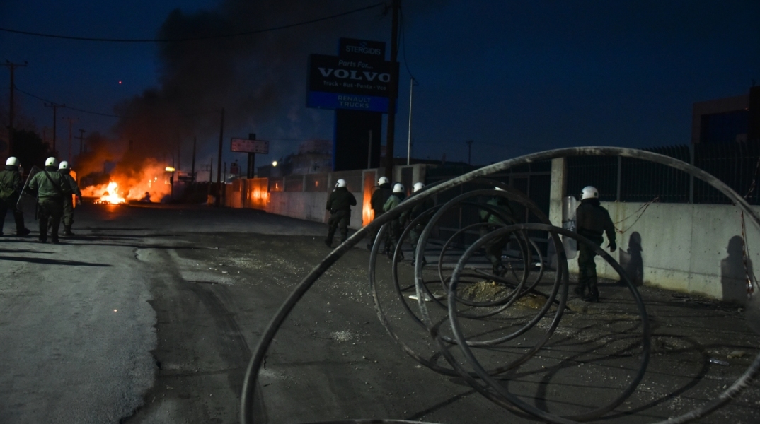Ρομά άναψαν φωτιές σε δρόμο της Χαλκίδας - Διαμαρτυρία για τον θάνατο του 16χρονου - Στο σημείο βρίσκονται ισχυρές δυνάμεις της αστυνομίας.