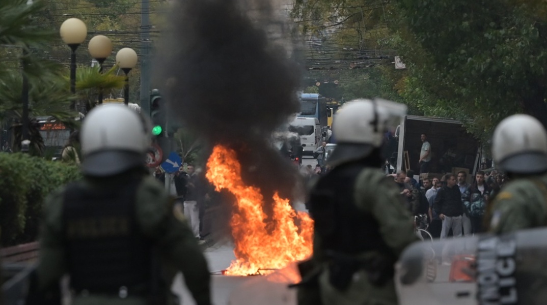Ένταση και φωτιές σε κάδους έξω από την ΑΣΟΕΕ