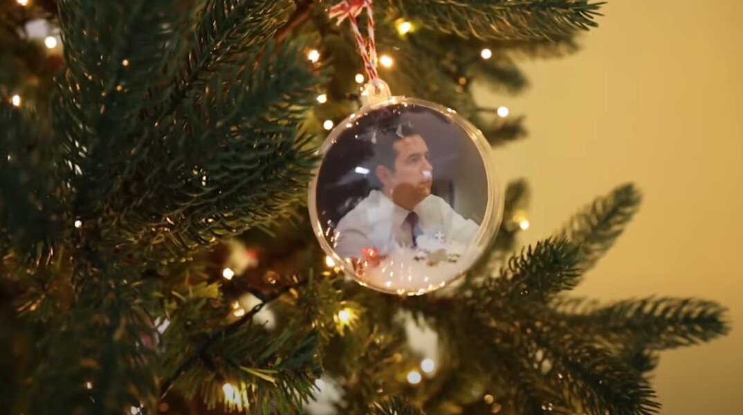 Μπάλα με φωτογραφία του Νότη Μηταράκη σε χριστουγεννιάτικο δέντρο