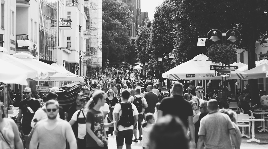 Ασπρόμαυρη φωτογραφία με κόσμο