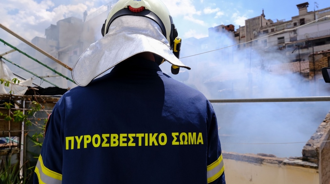 Πυροσβέστης σε μπαλκόνι κτηρίου