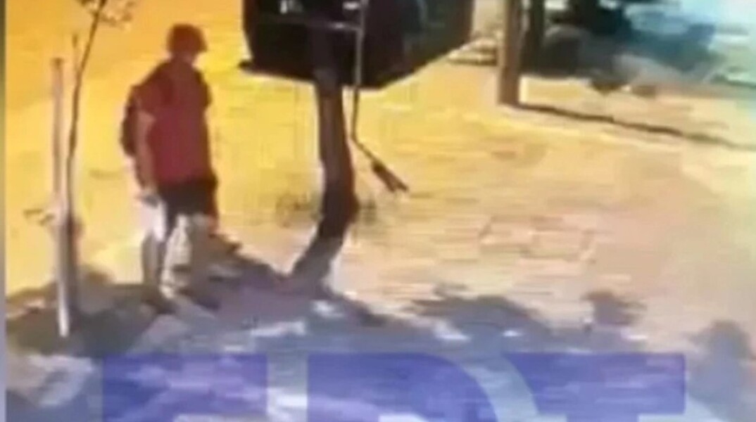 Ο άνδρας που ποδοπάτησε γατάκι στη Θεσσαλονίκη