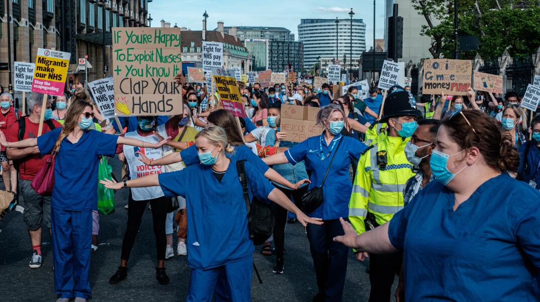 Διαμαρτυρίες στην Βρετανία για τις συνθήκες στο ΕΣΥ
