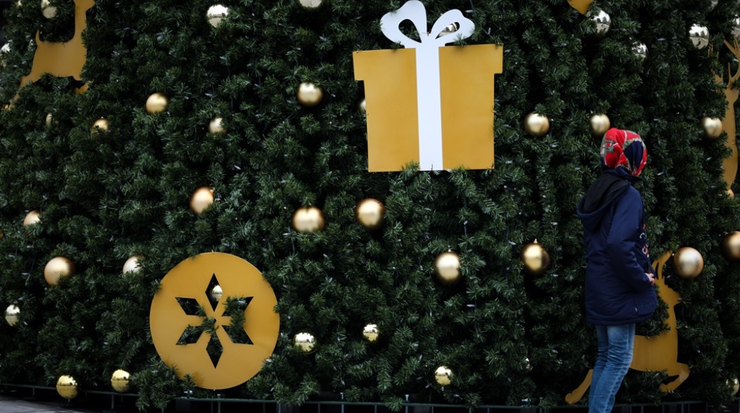 Χριστουγεννιάτικα στολίδια πάνω στο δέντρο στην πλατεία Ομονοίας