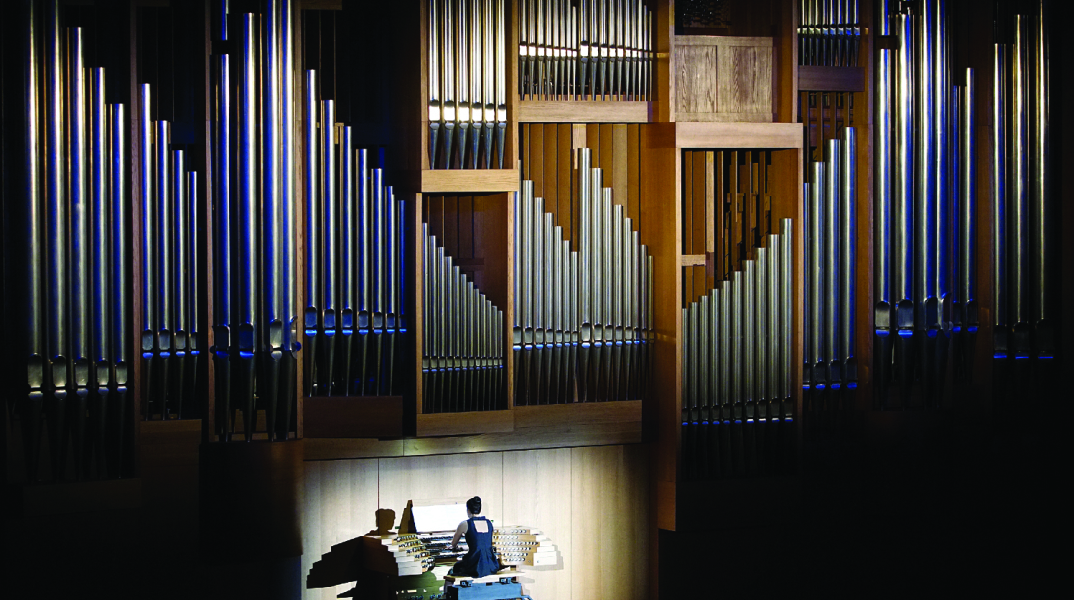 Η οργανίστα Ουρανία Γκάσιου επί το έργον στο Μέγαρο